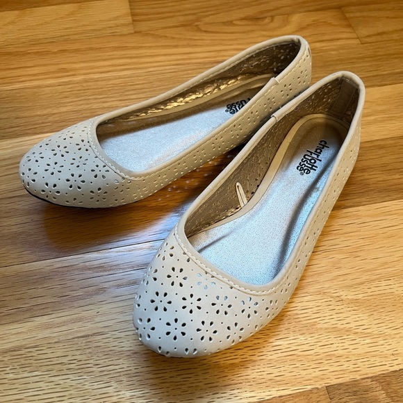 NWOT Charlotte Russe Cream Perforated Flats - Picture 2 of 4